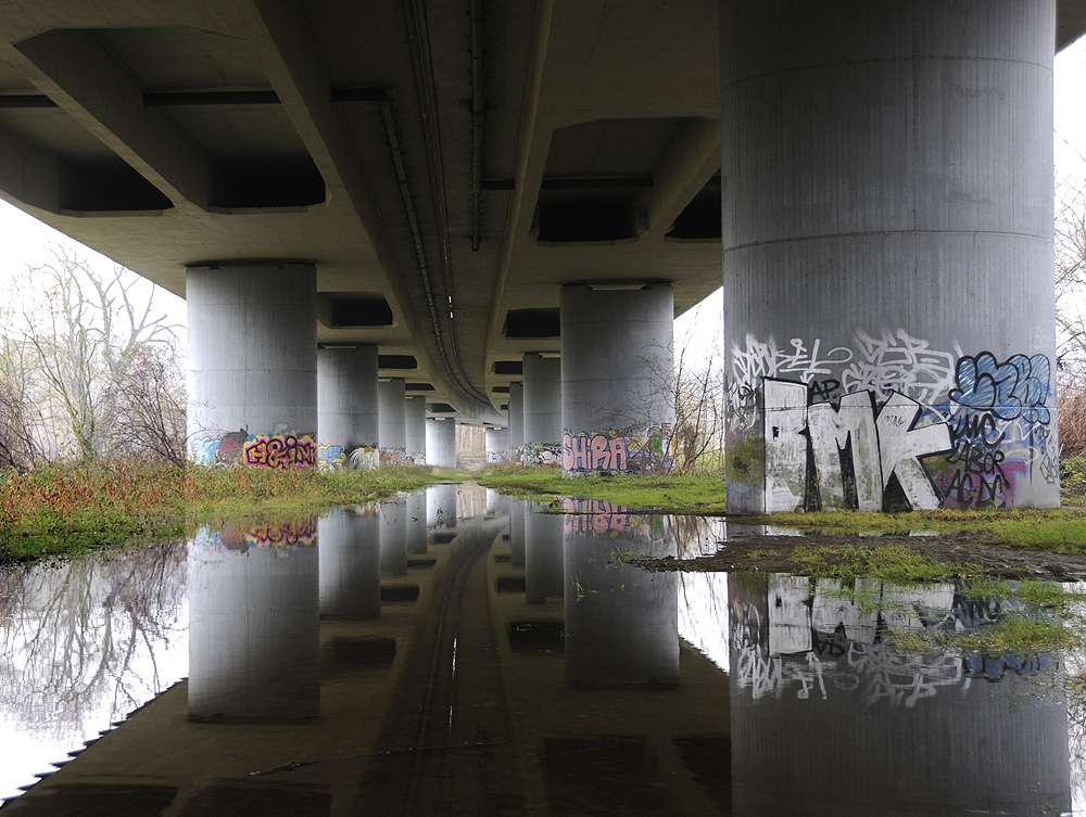 KUNST unter der Brücke