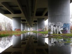 KUNST unter der Brücke