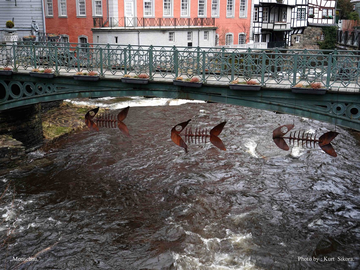 Kunst unter der Rurbrücke in Monschau.