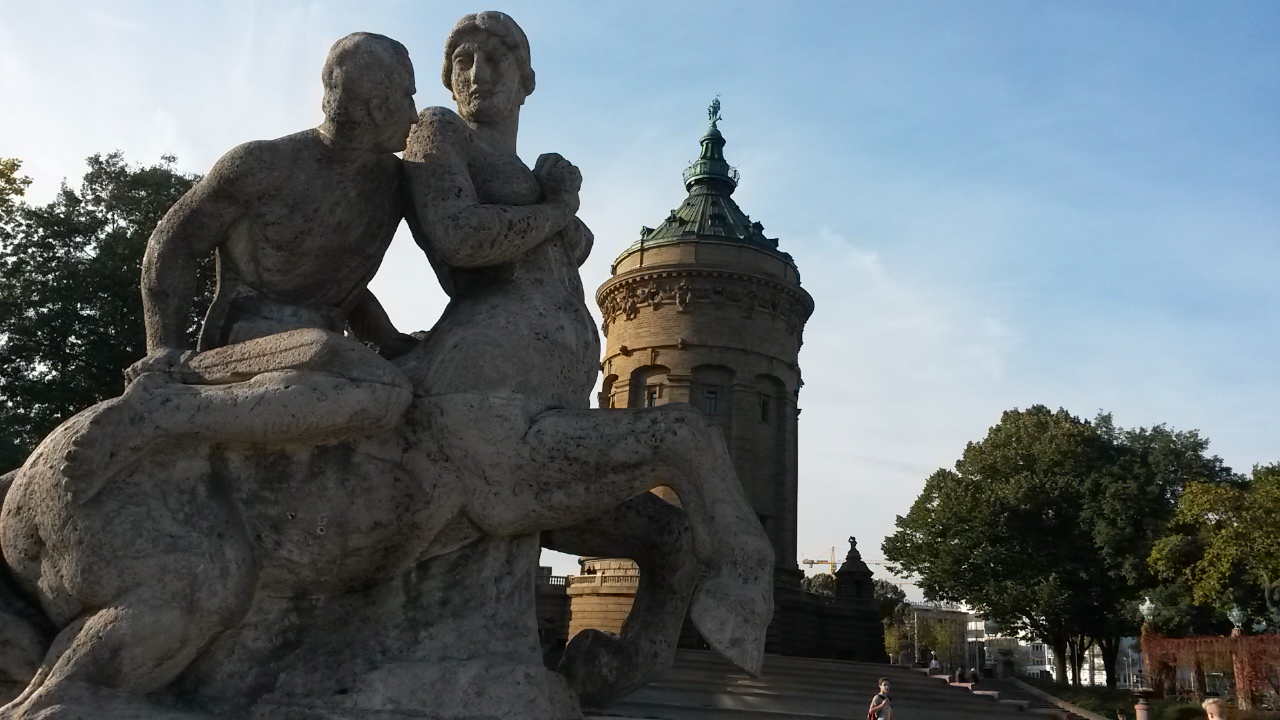 Kunst vor dem Mannheimer Wasserturm