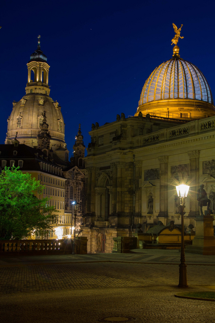 Kunstakademie Dresden und Frauenkirche bei Nacht