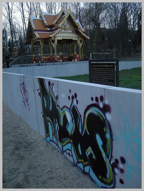 Kunstansichten: Graffitti und Siamesischer Tempel