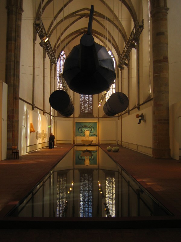 kunstausstellung in einer kirche