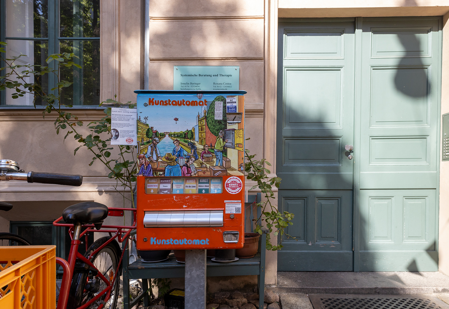 Kunstautomat in einem Hinterhof