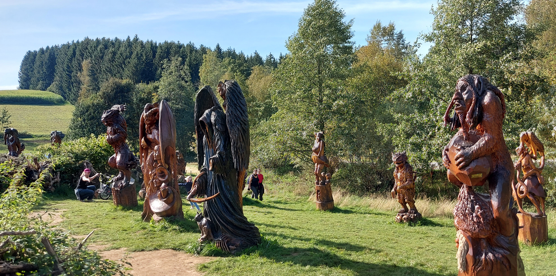 Kunstfiguren auf Waldwiese zu bewundern