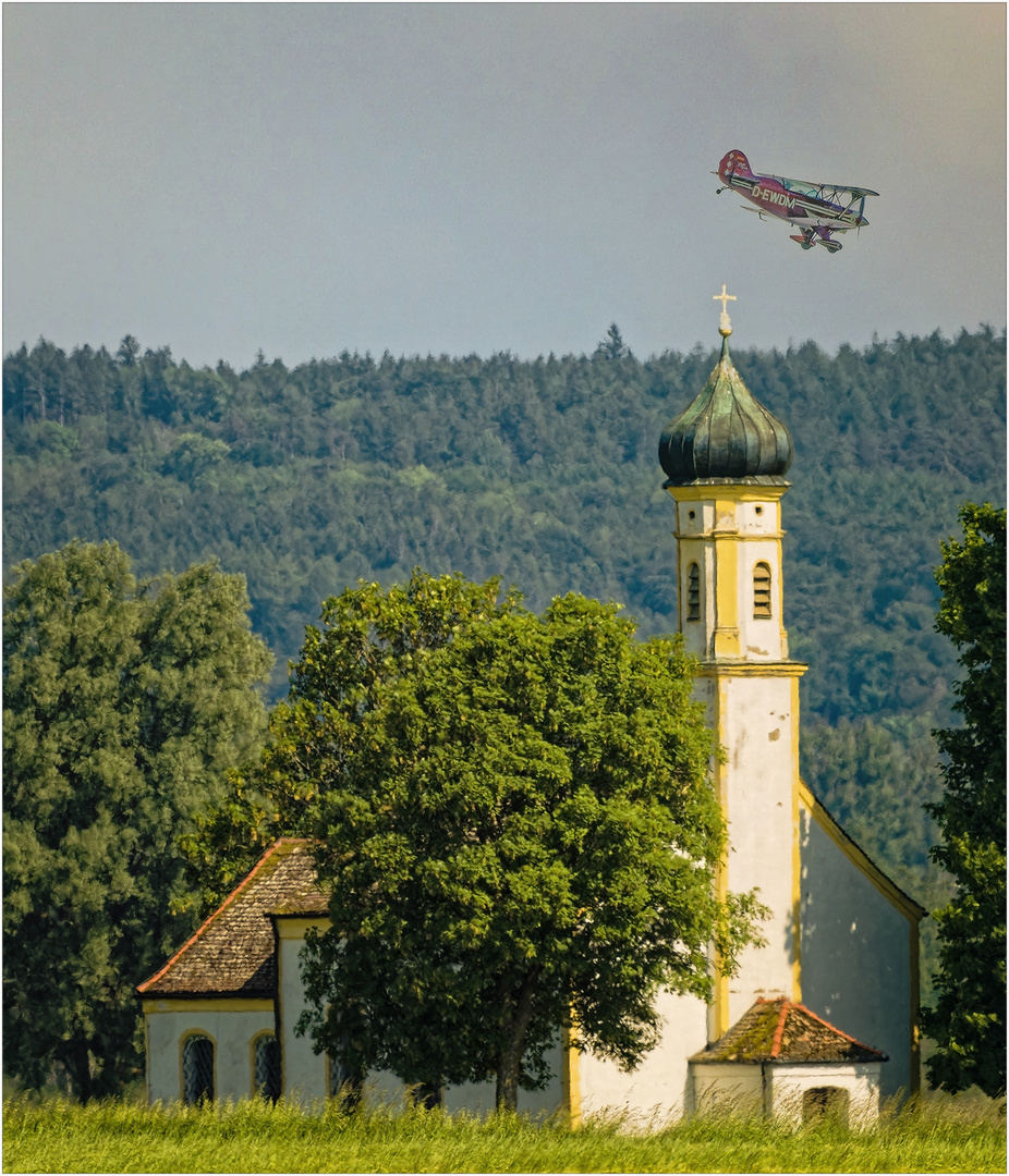 Kunstflieger über St. Johannes der Täufer auf Heiligenstätten Raisting