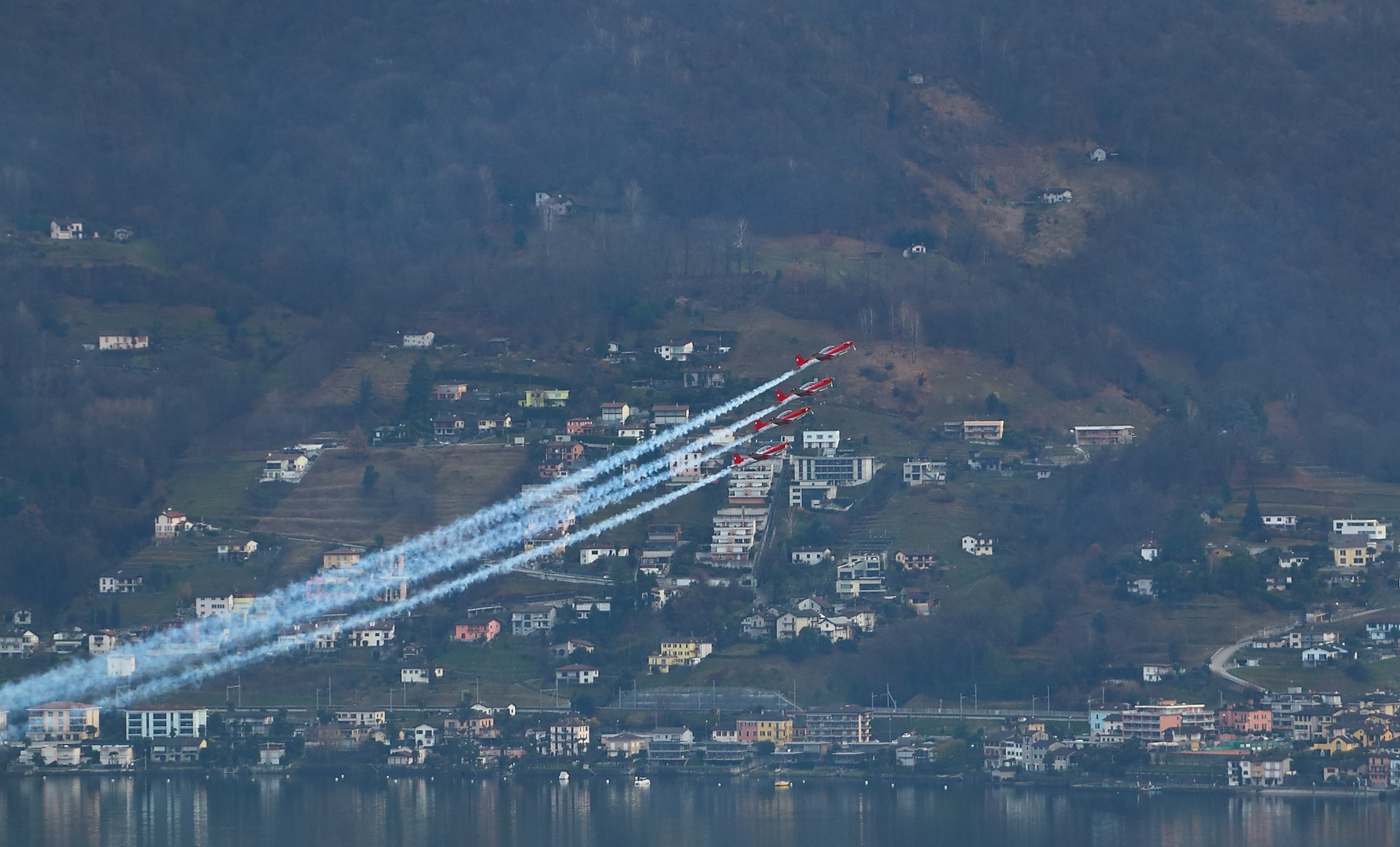 Kunstflug über dem Lago Maggiore