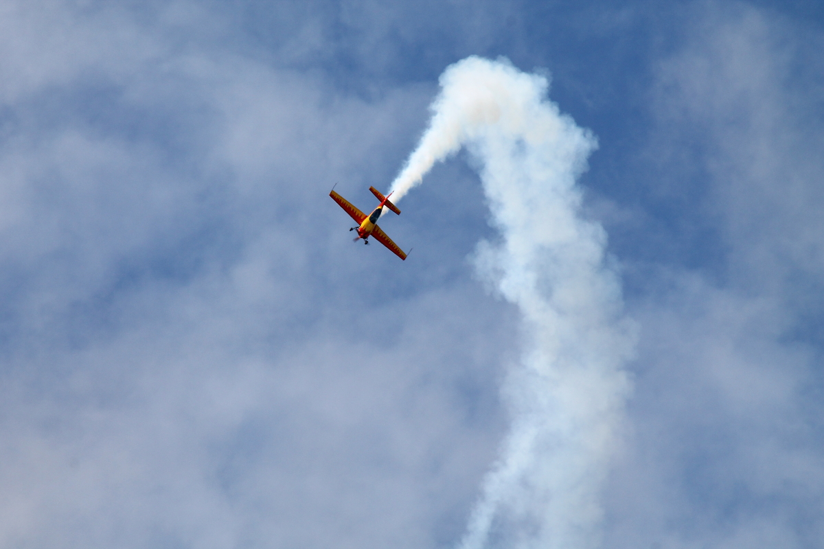 Kunstflugshow Eudenbach-Pilot Uwe Wendt zeigte Flugkunst vom Feinsten