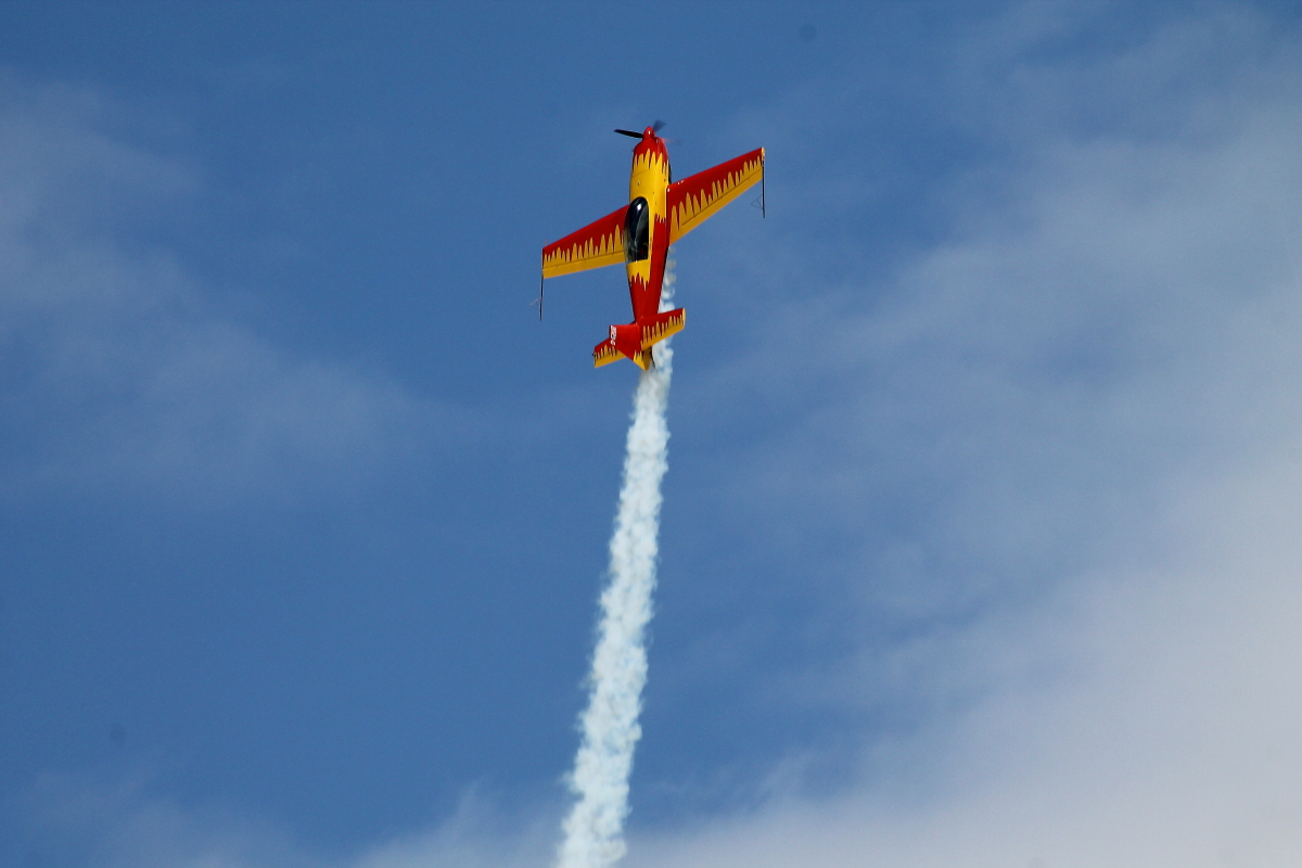 Kunstflugshow in Eudenbach 22.6.2013 Maschine "Extra 300L, Pilot Uwe Wendt