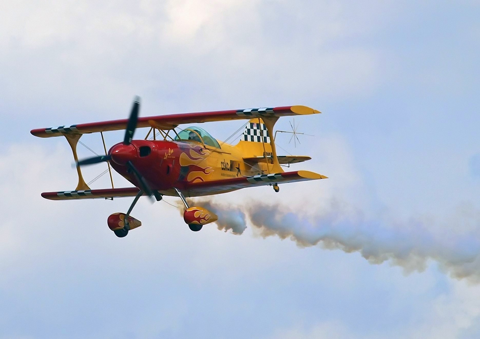 Kunstflugvorführung beim Flugplatzfest Gundelfingen