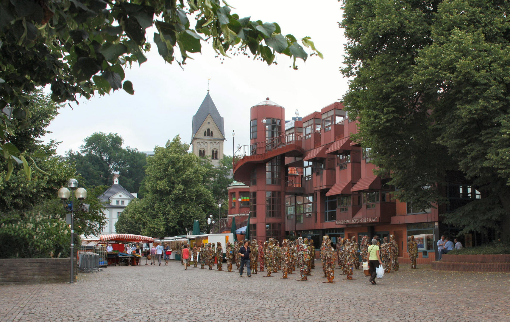 Kunsthappening zum Jubiläum dieses komischen roten Gebäudes...