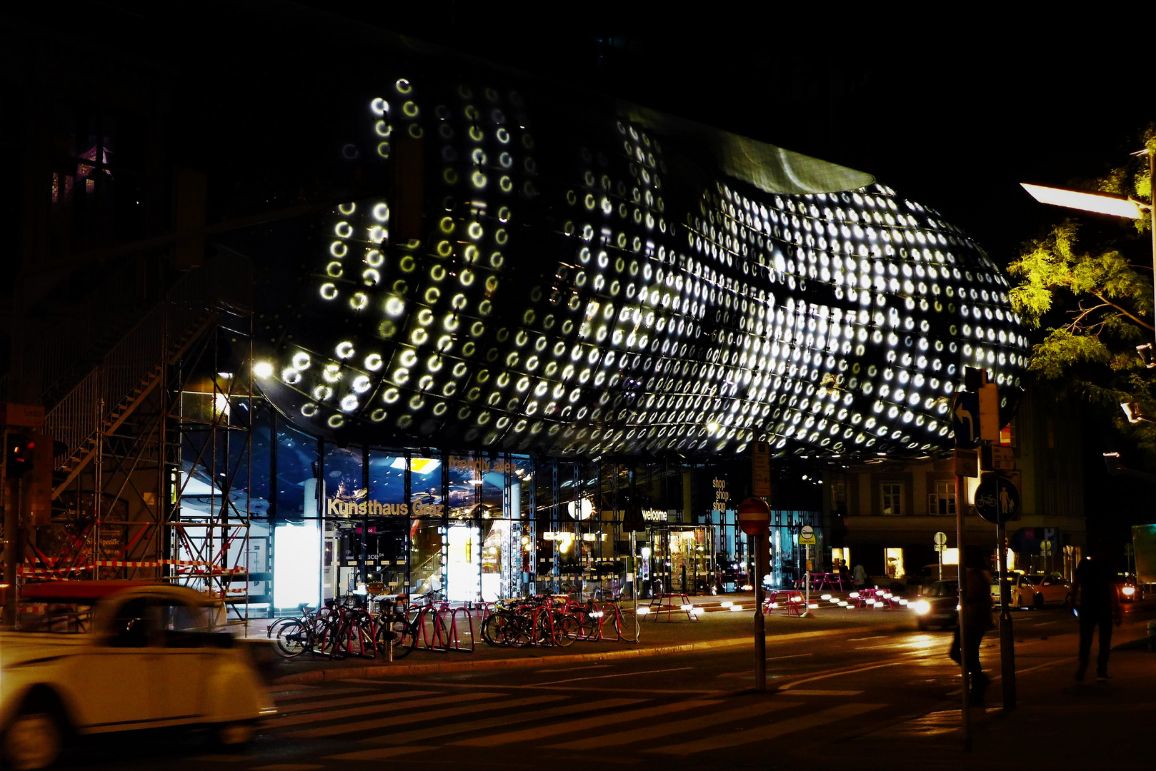 Kunsthaus Graz by night