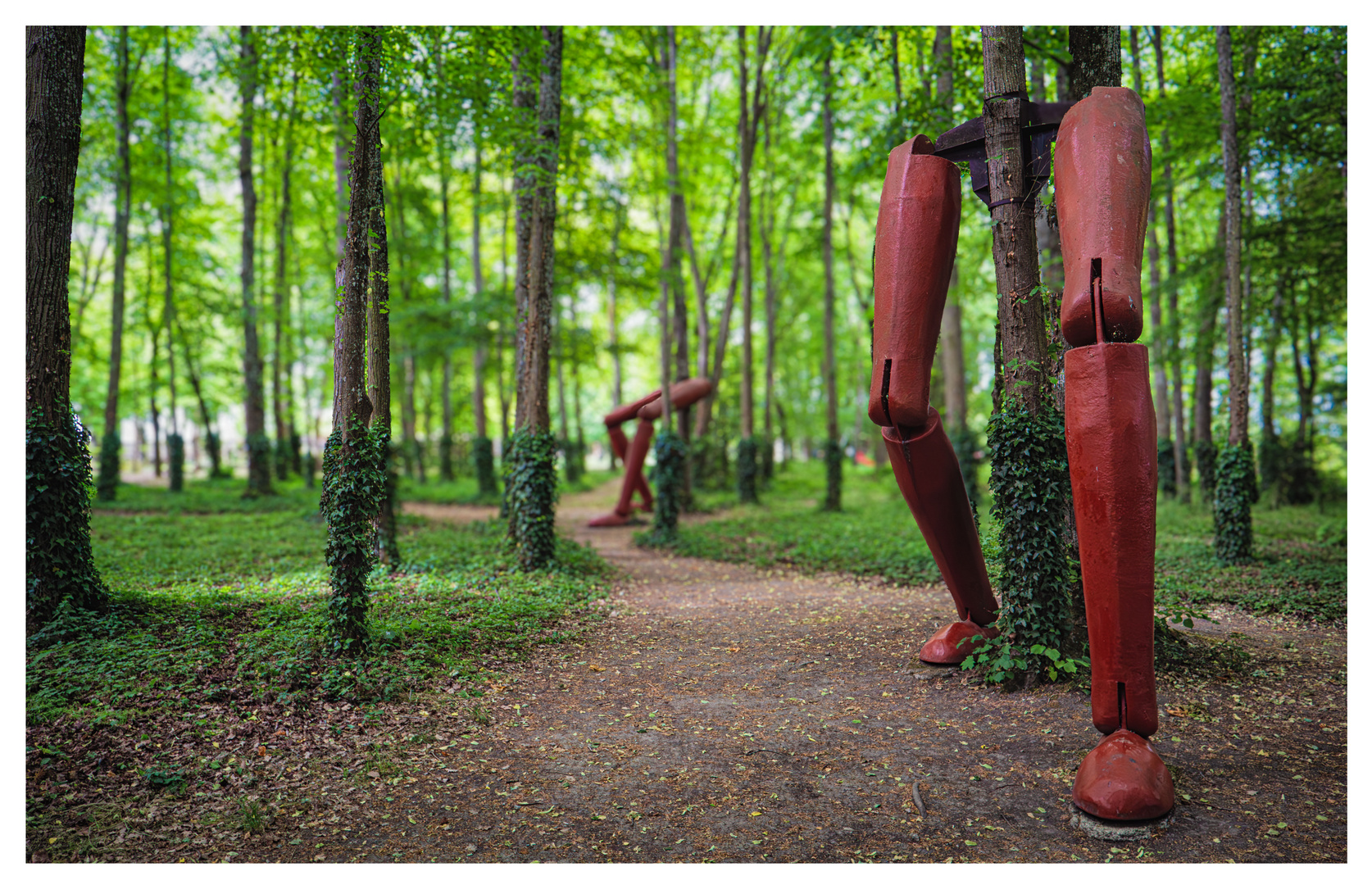 Kunstinstallation "Laufender Wald" in den Gartenanlagen von Cháteau du Rivau