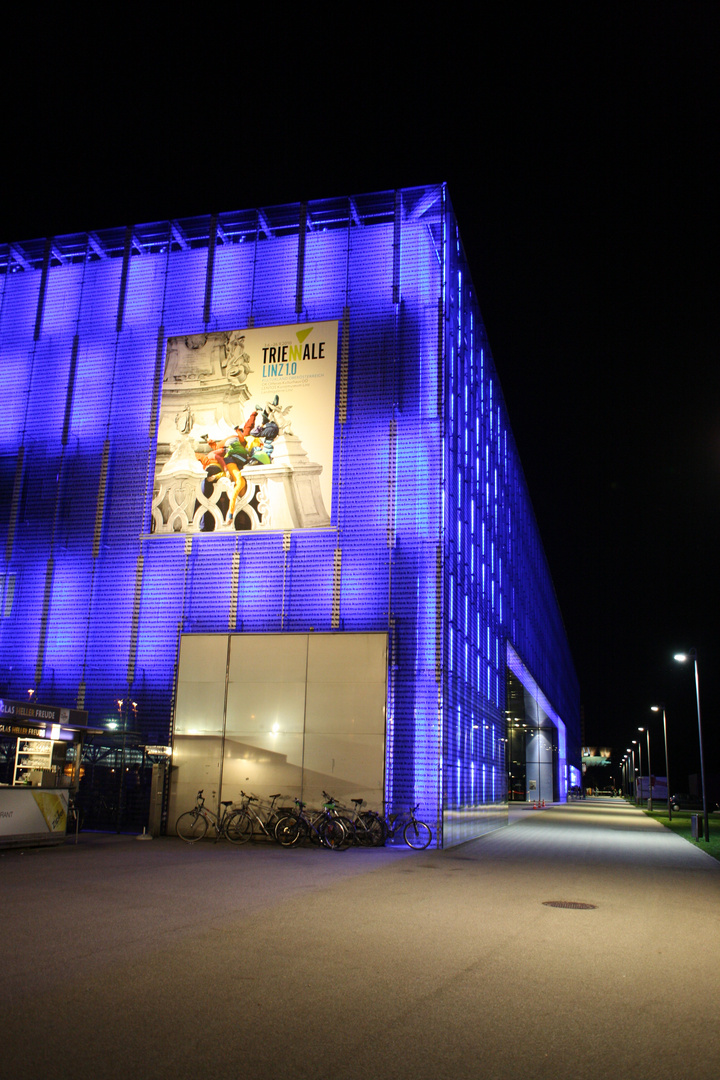 Kunstmuseum Linz bei Nacht