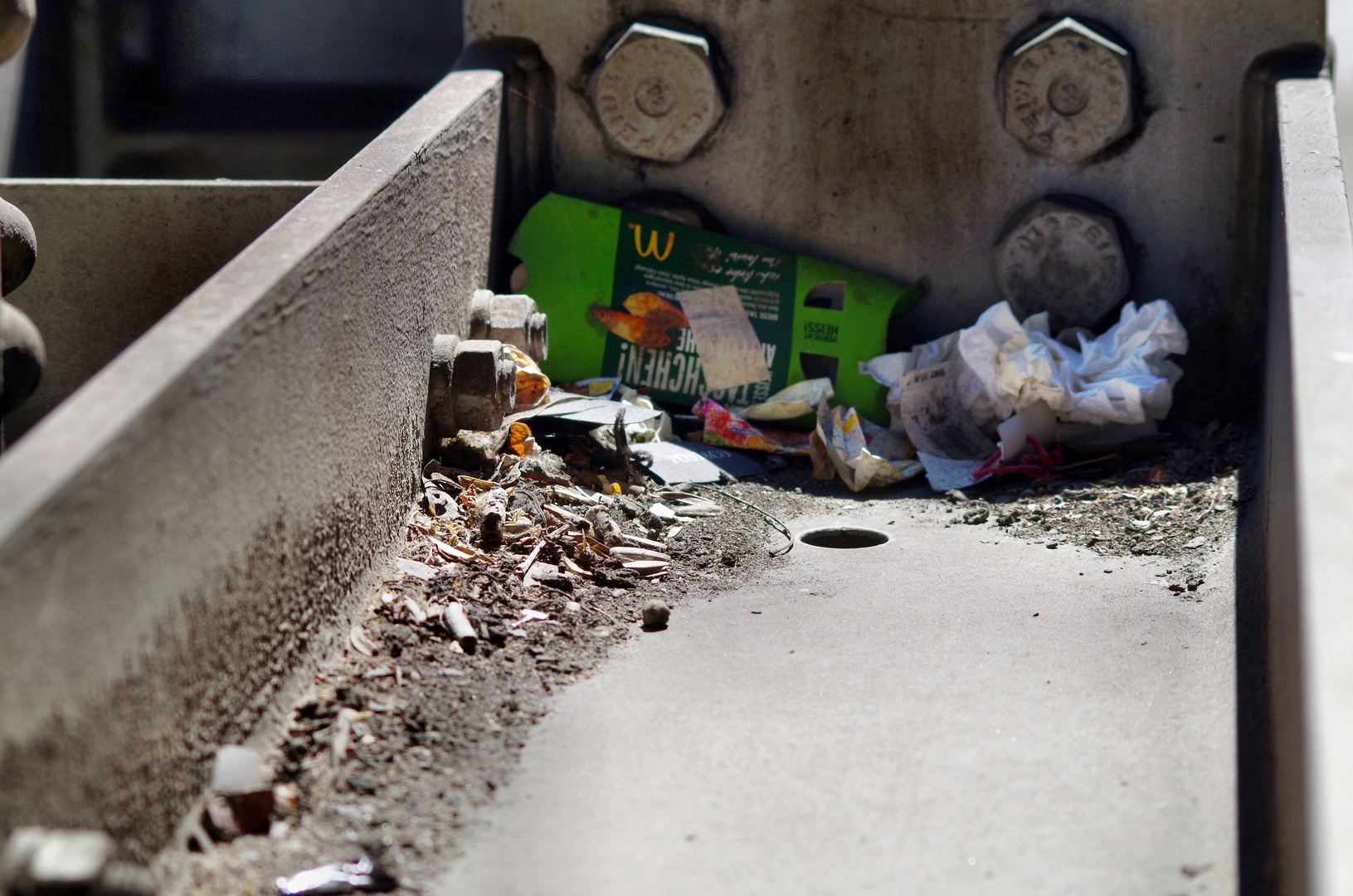 Kunstobjekt aus Stahl Pappe Plastik Kippen Straßendreck