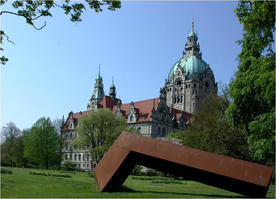 Kunstobjekt und Neues Rathaus in Hannover