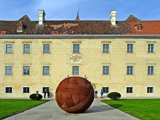 Kunstobjekt vor dem Schloss Walpersdorf