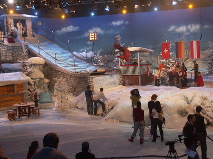 Kunstskispringer im TV-Studio auf mobiler Skisprungschanze