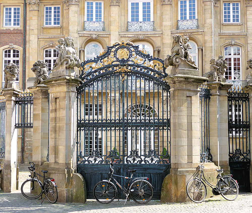 Kunstvoll geschmiedeter Eingang am Erbdrostenhof in Münster