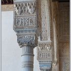 kunstvoll geschmückte Säulen in der Alhambra