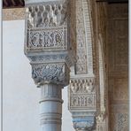 kunstvoll geschmückte Säulen in der Alhambra