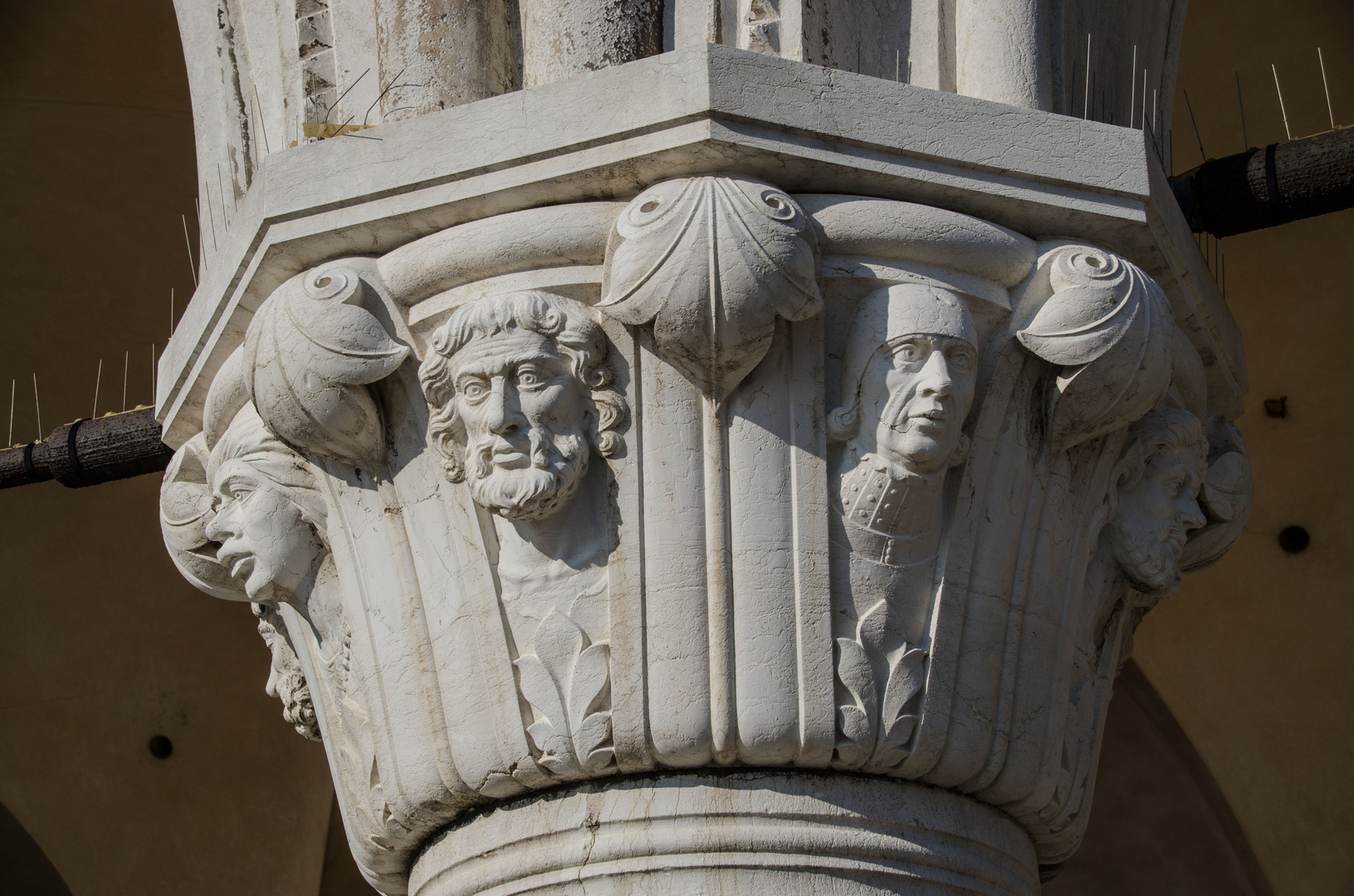 Kunstvoll gestaltete Säulen am Dogenpalast