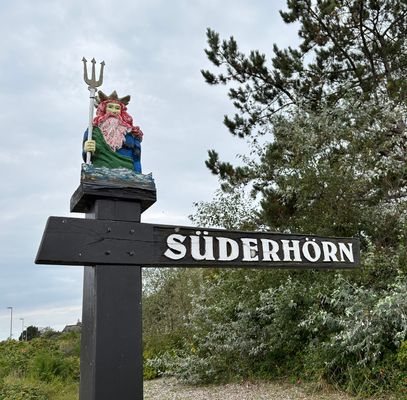 kunstvoll gestaltetes Straßenschild