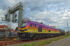 Kunstvoll lackierte Güterzuglokomotive