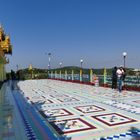 ...kunstvolle Kacheln und beste Aussicht auf den Irrawaddy...