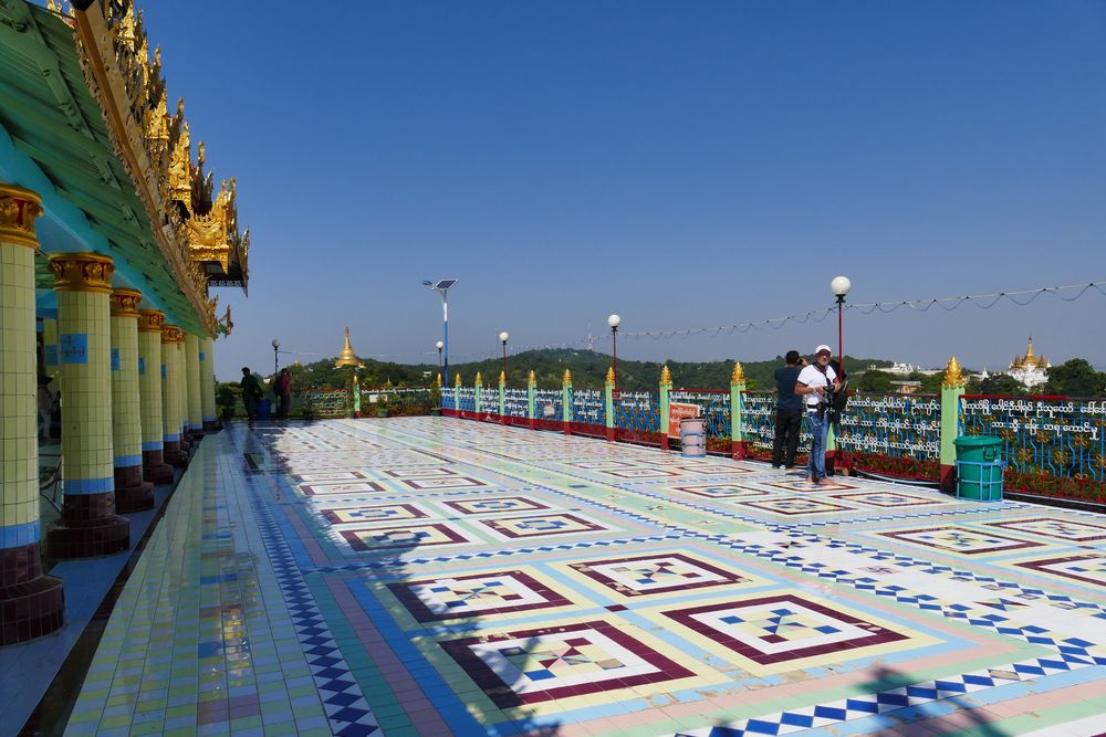 ...kunstvolle Kacheln und beste Aussicht auf den Irrawaddy...