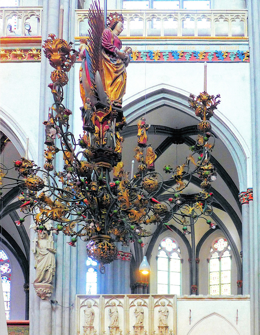 Kunstvoller Kirchenleuchter