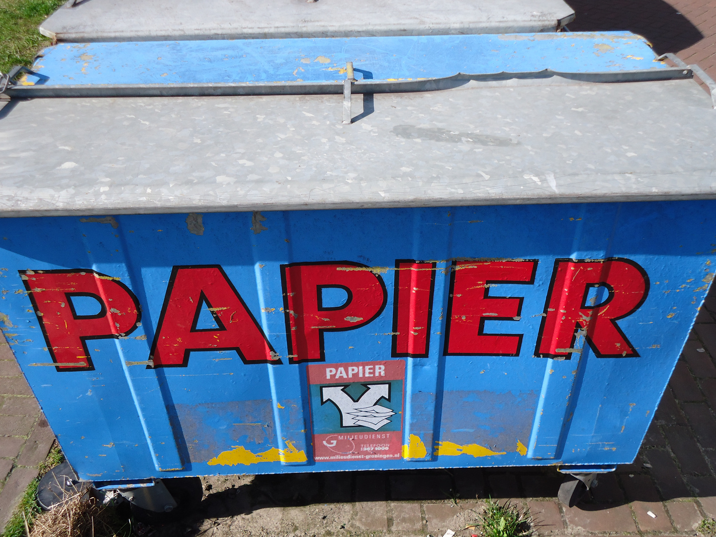 kunstvoller Papiercontainer