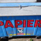 kunstvoller Papiercontainer