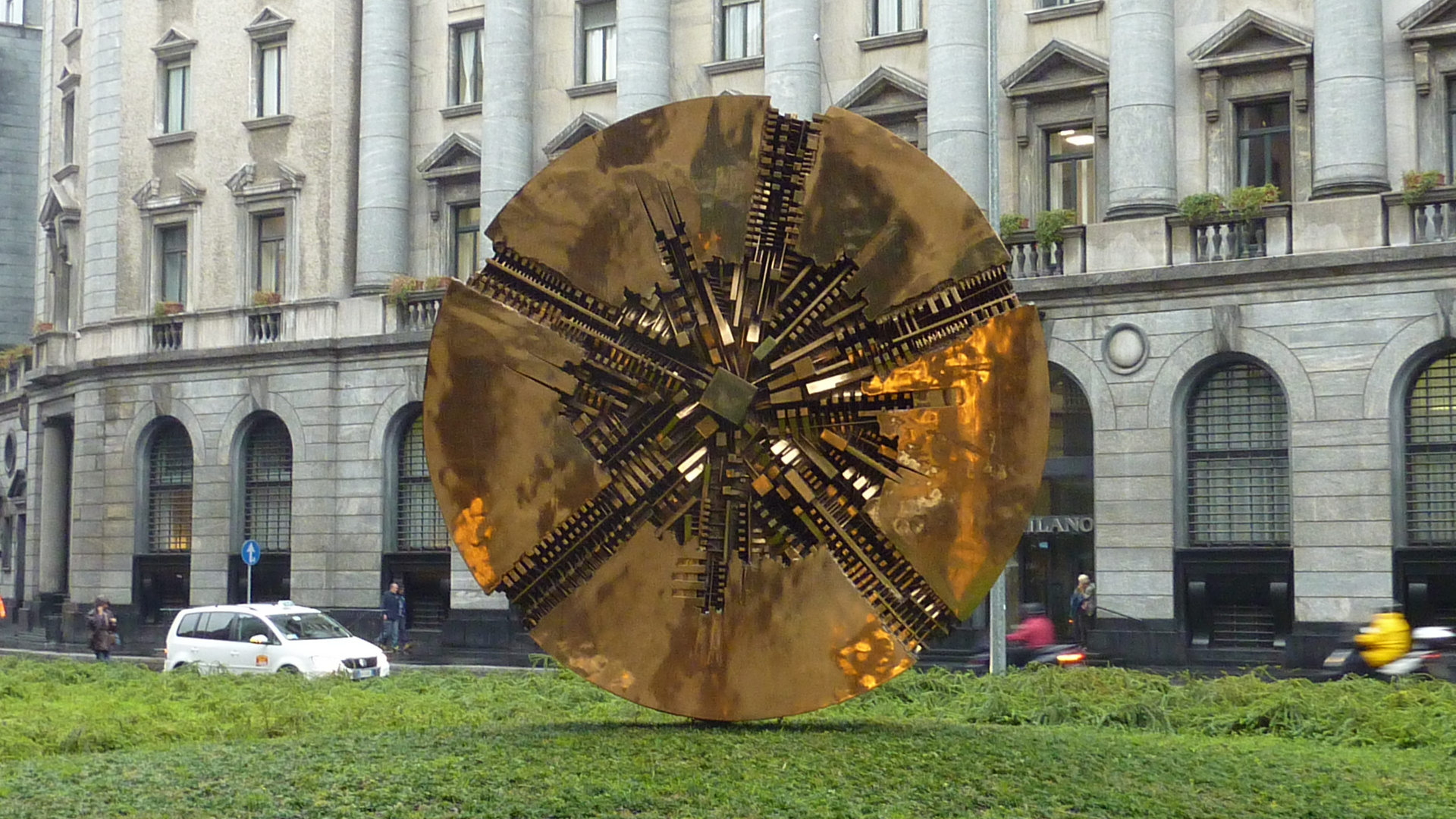 Kunstwerk in der Innenstadt von Mailand