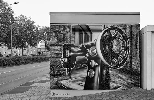 Kunstwerk von ferino daniel, es erinnert an den Nähmaschinenhersteller Pfaff...