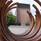 Kunstwerk vor der Liebfrauenkirche am Duisburger Theaterplatz