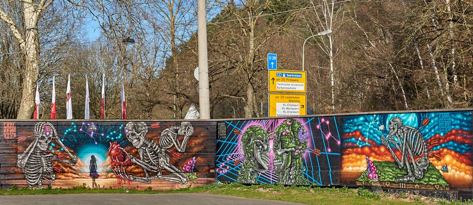 Kunstwerke vom Carl Kenz im Innenhof vom Kulturzentrum Kammgarn in Kaiserslautern.