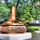 Kupferkessel vor dem Verwaltungsgebäude der Brauerei Warstein