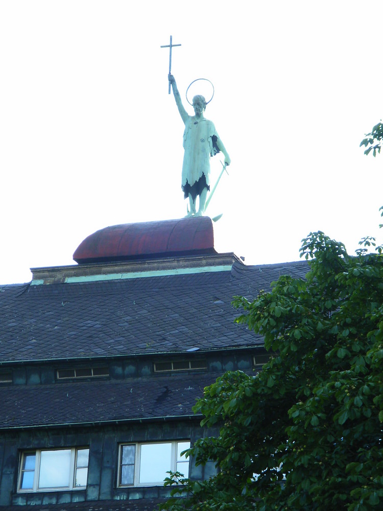 Kupferstatue Johannes d. Täufers auf Krankenhausdach