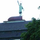 Kupferstatue Johannes d. Täufers auf Krankenhausdach