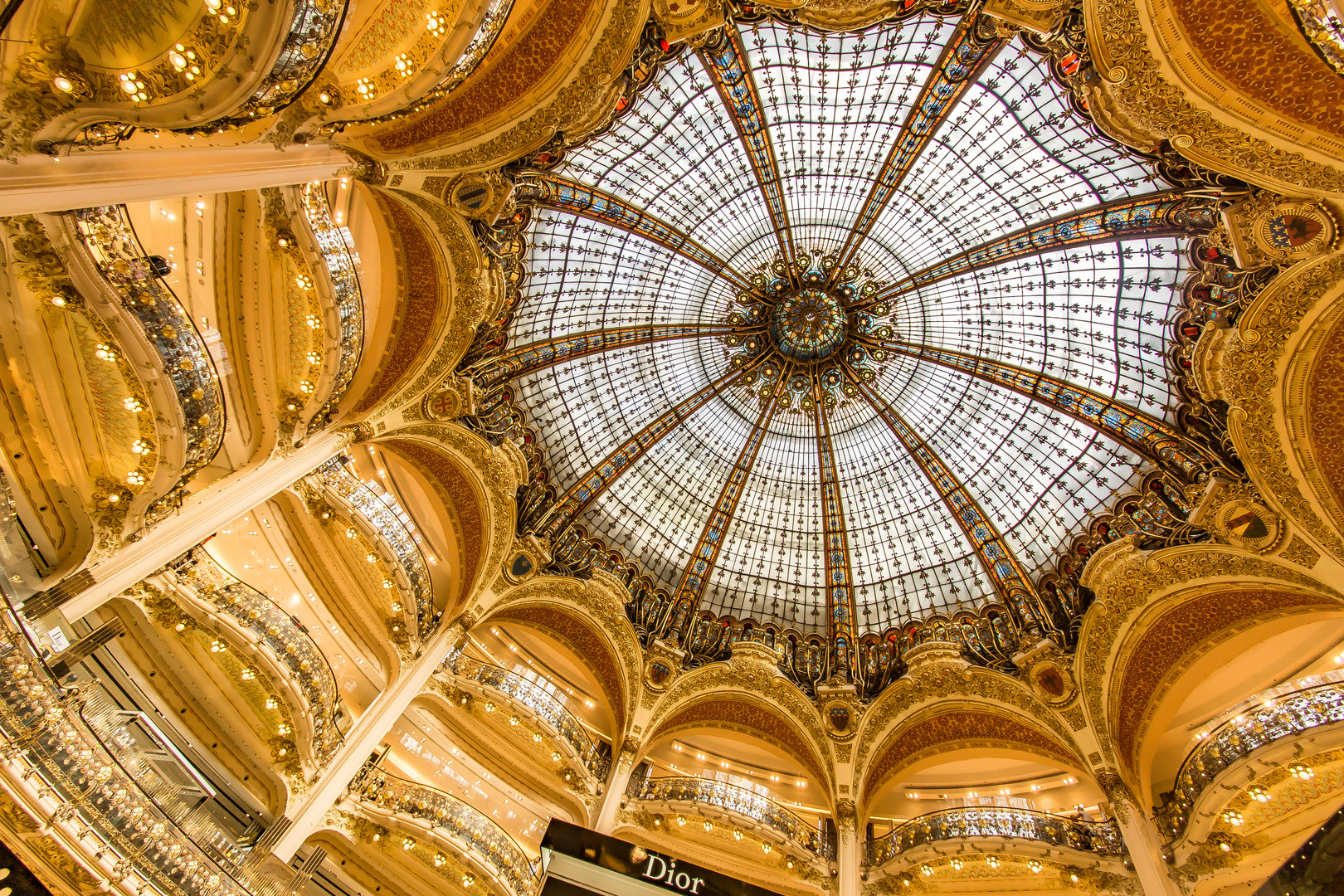 Kuppel der Großen Halle in "Galeries Lafayette" in Paris