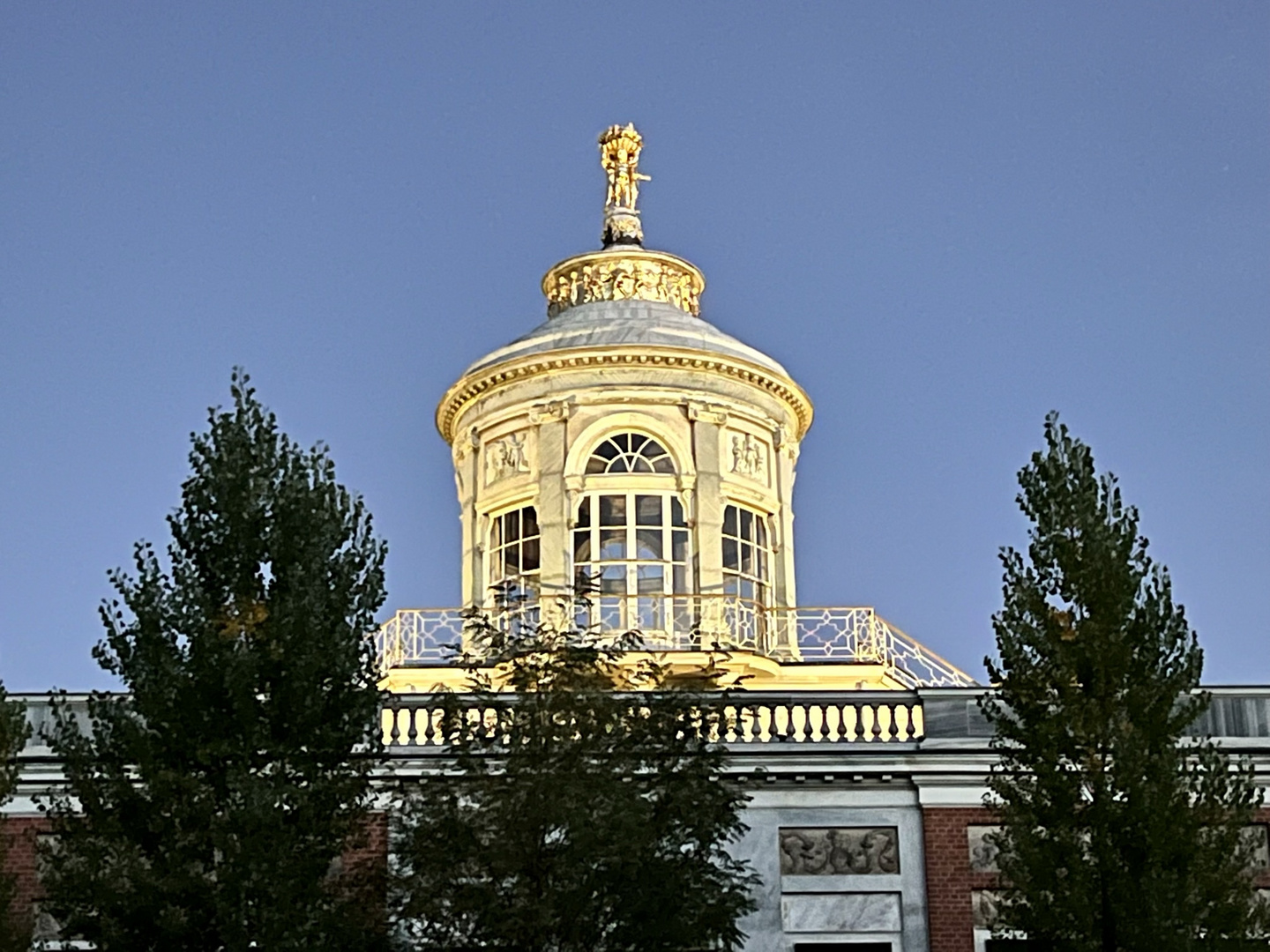 Kuppel des Marmorpalais im Neuen Garten im Mondlicht