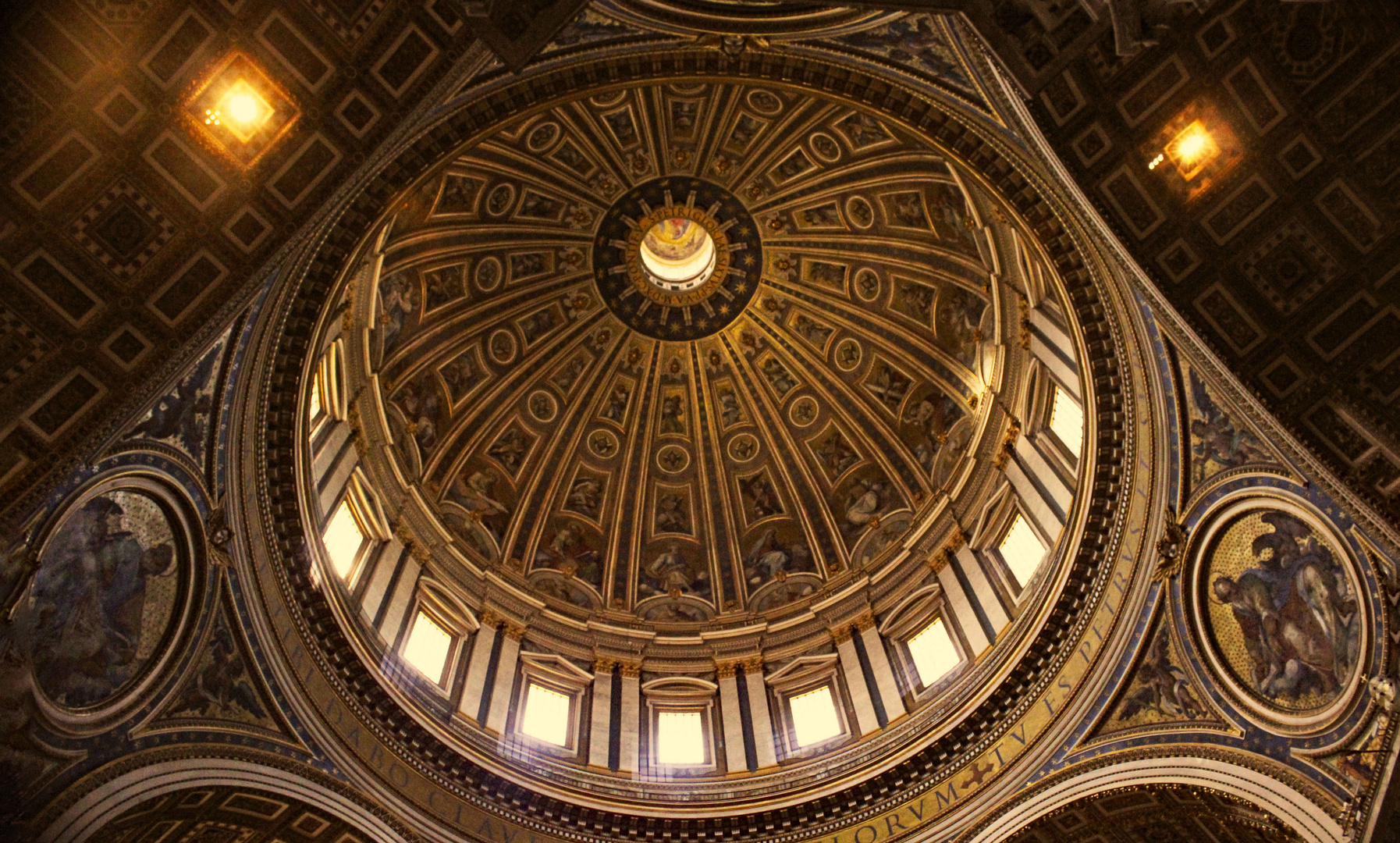 Kuppel im Petersdom Rom