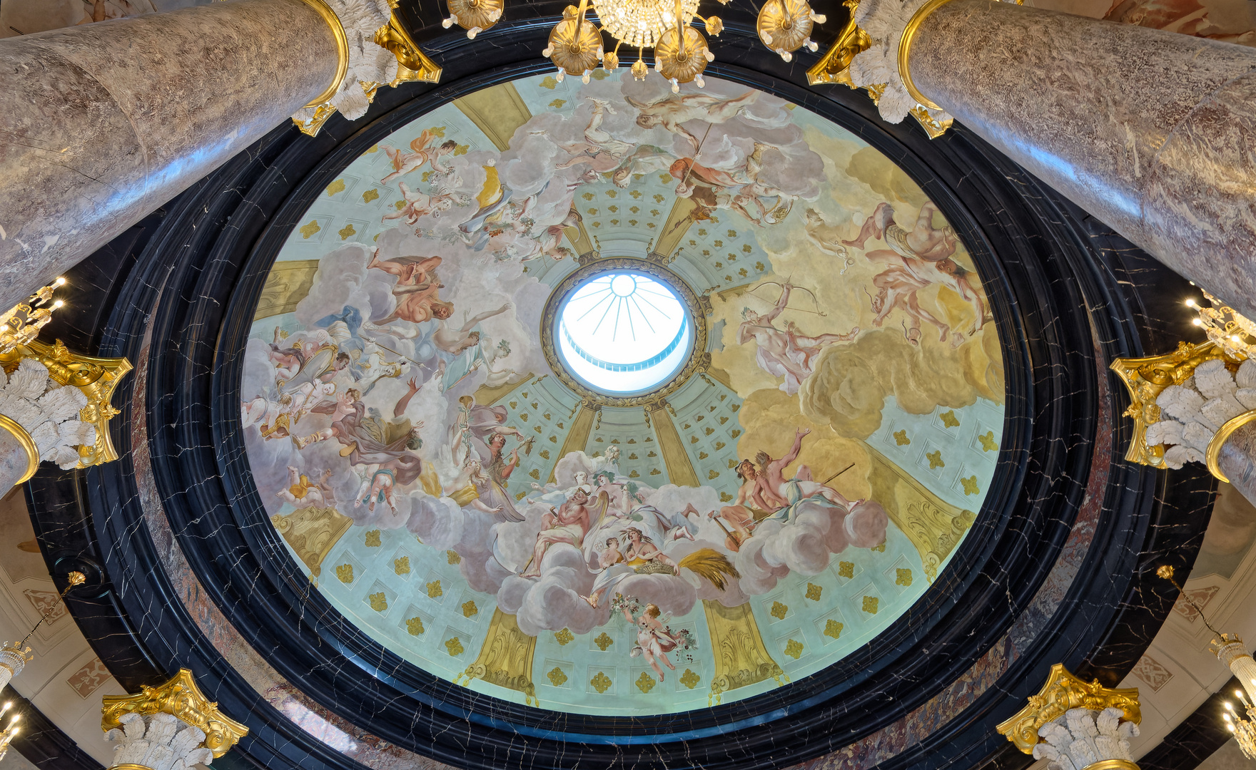 Kuppel mit Oberlicht und Götterfiguren der Rotunde des Biebricher Schlosses