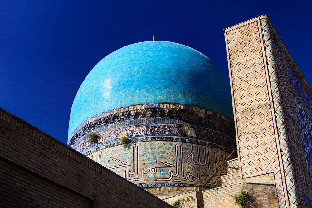 Kuppel und Eingangspischtak der Gök Gumbas-Moschee