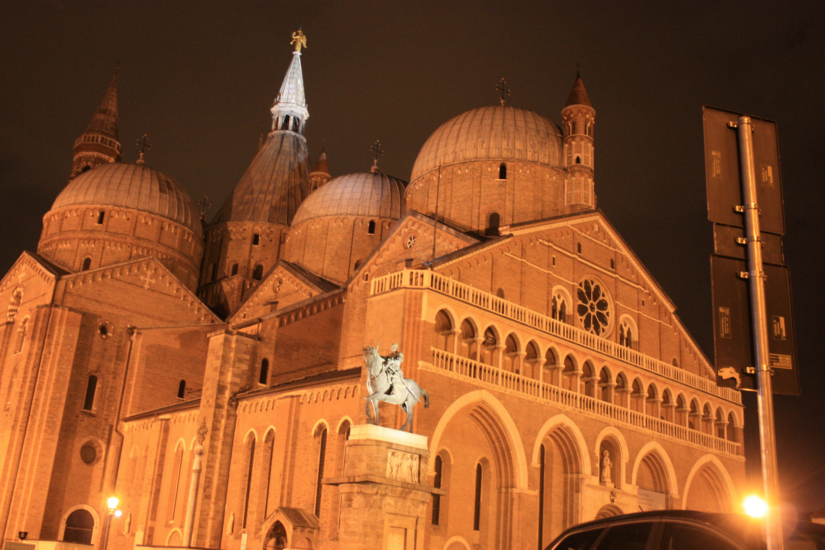 Kuppeln der Basilika Il Santo in Padua bei Nacht