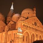 Kuppeln der Basilika Il Santo in Padua bei Nacht