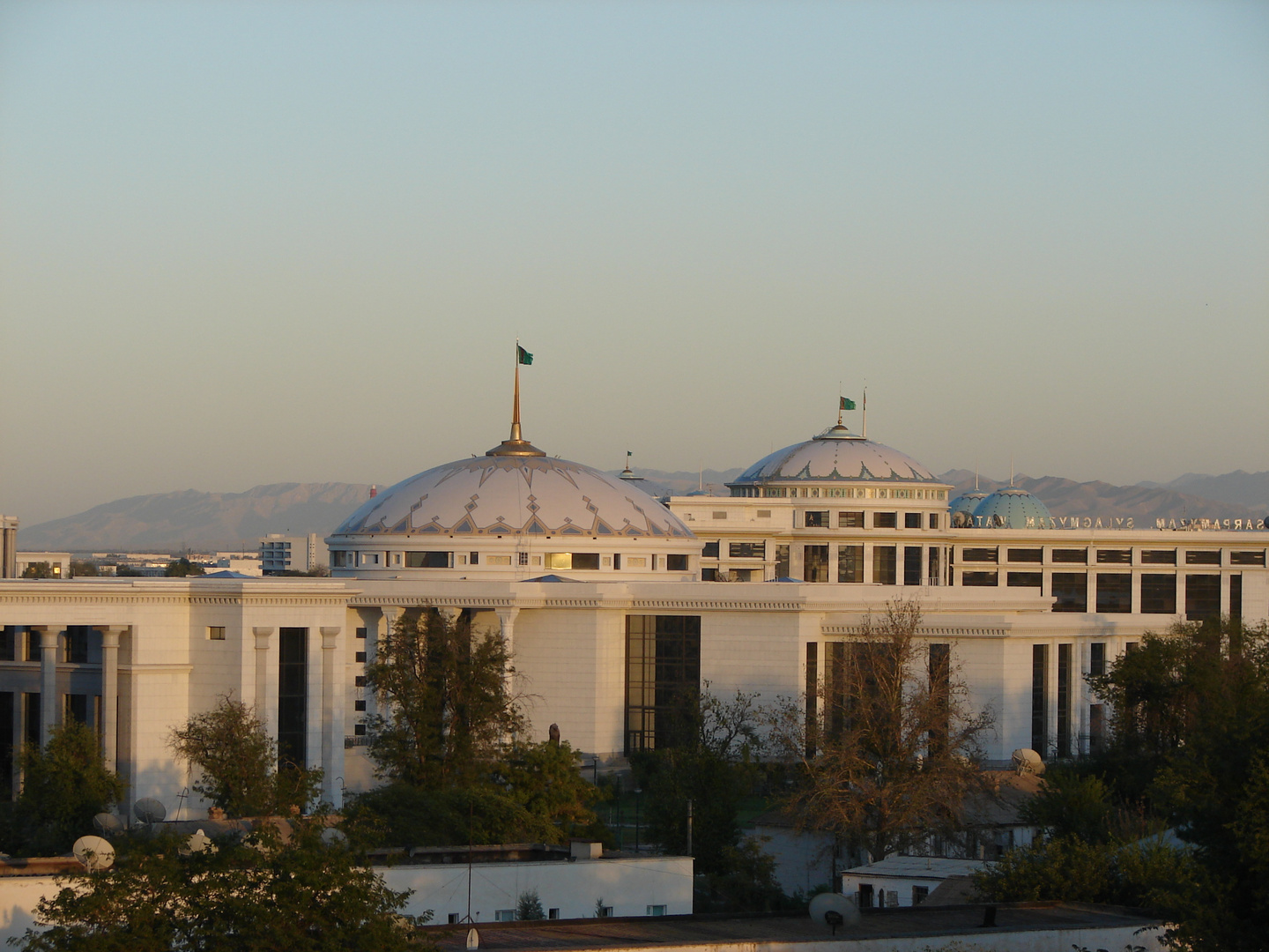 Kuppeln in Ashgabat am Abend