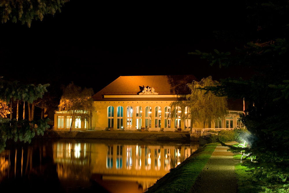 Kurhaus Bad Brambach bei Nacht