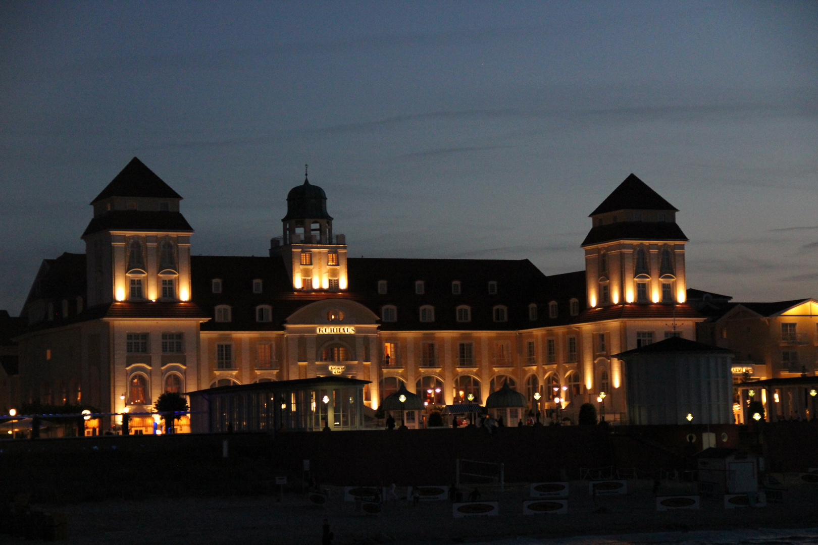 Kurhaus Binz am Abend